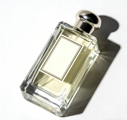 Pourquoi les flacons de parfum fuient-ils pendant les voyages en avion et comment les cols sertis avec précision empêchent-ils les fuites ? (image 1)